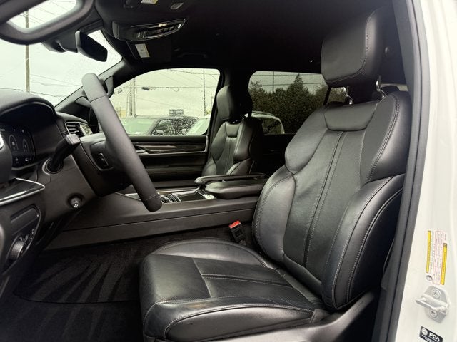 2023 Jeep Wagoneer Base