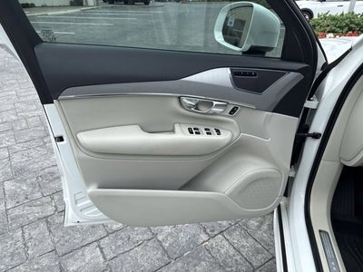 2021 Volvo XC90 Momentum