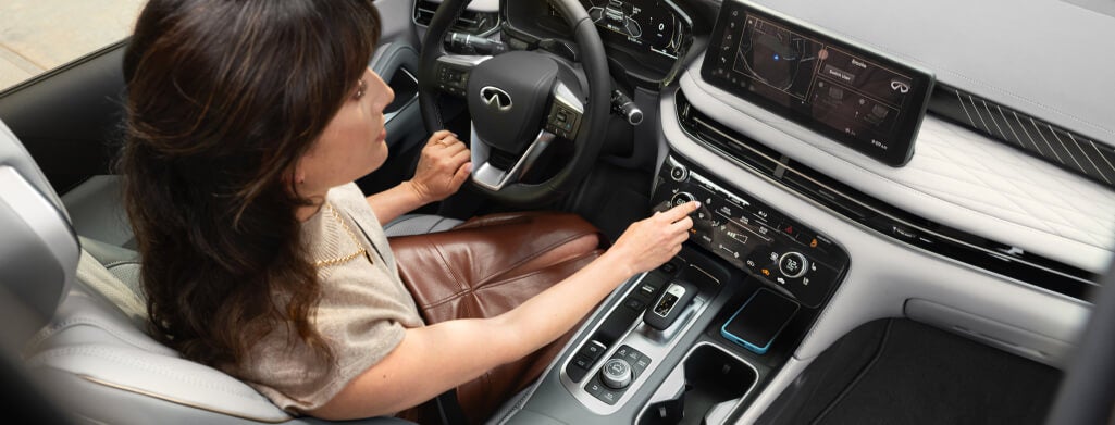 Woman utilizing the Infiniti QX60 features